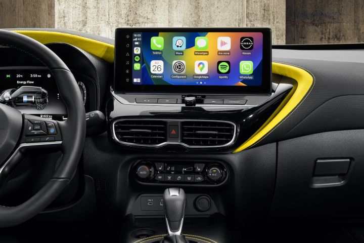 Innenraum des Nissan Juke mit Mittelkonsole und Infotainmentsystem