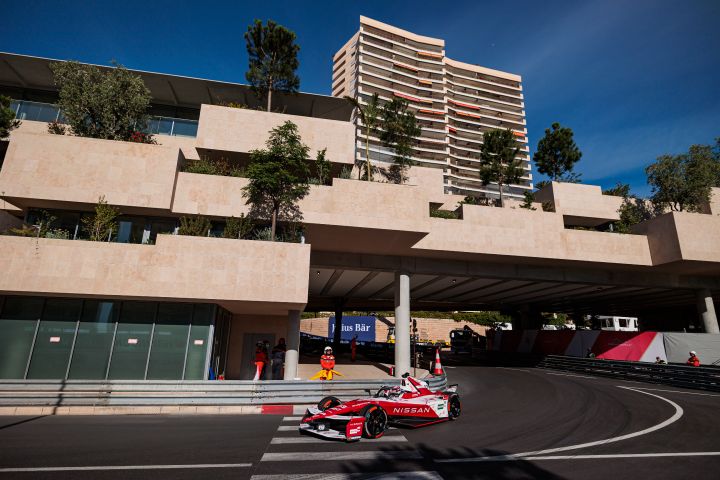 Norman Nato fährt beim Monaco E-Prix mit seinem Nissan Formel E Rennwagen um eine Rechtskurve, die von einem Gebäude überbaut ist