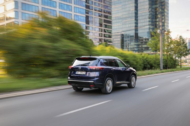 Nowy Nissan X‑Trail Tekna+ – ujęcie dynamiczne