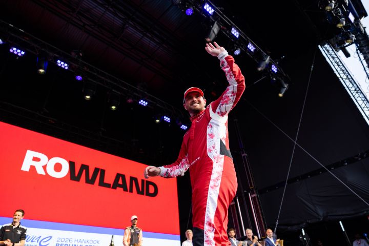 Oliver Rowland winkt dem Publikum auf dem Podium in Berlin zu
