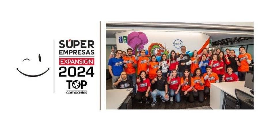 Logo super empresas expansión 2024 TOP Companies. Foto grupal colaboradores Nissan luciendo playeras de colores rojo, naranja, blanco, negro y azul con el nombre de Ingenieros de la emoción, en las oficinas de corporativo, al centro Rodrigo Centeno, presidente y director general.