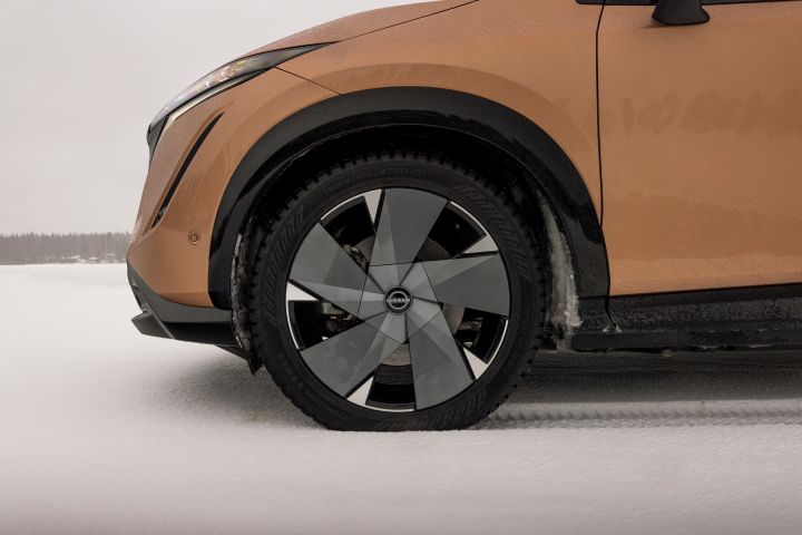 Ariya e‑4ORCE front wheel close up shot taken from the side - static, shot on the ice lake