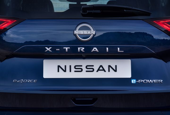 Neuer 2026 Nissan X‑Trail Tekna in der Karosseriefarbe Universal Blue mit Heckansicht und Nissan-Logo in silbernen Buchstaben über dem Modellnamen. Das Nummernschild zeigt „NISSAN“ mit dem Emblem „e‑4ORCE“ auf der linken Seite und dem beleuchteten blauen Emblem „e‑POWER“ auf der rechten Seite, wodurch die Hybrid- und Elektrifizierungsmerkmale des Antriebsstrangs hervorgehoben werden.
