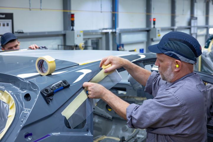 Ein Mitarbeiter klebt Abdeckband auf einen Qashqai im Nissan Werk Sunderland