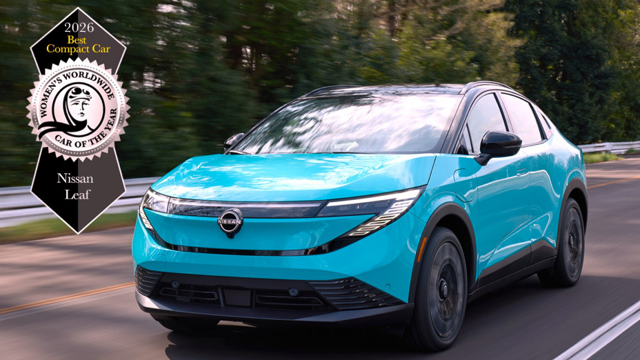 Image de la Nissan LEAF qui roule avec le logo Women’s Worldwide Car of the Year