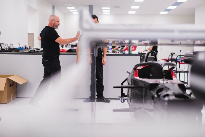 Nissan Mitarbeiter im Gespräch im Nissan Formel E Headquarter