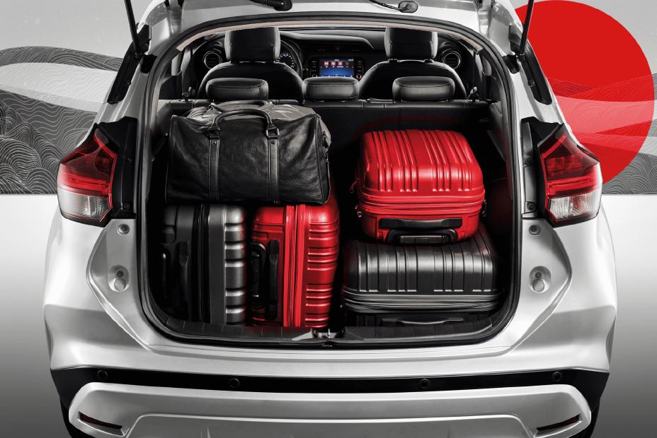 Maletero de Nissan Kicks Play cargado con equipajes.