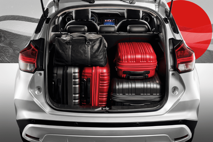 Maletero de Nissan Kicks Play cargado con equipajes.