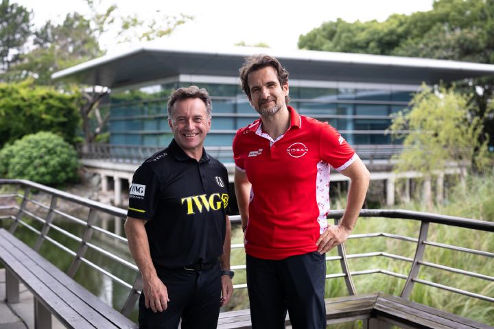 Bild im Querformat von Tommaso Volpe, Geschäftsführer und Teamchef des Nissan Formula E Teams, und Roger Griffiths, Teamchef von Andretti Formula E, die lächelnd posieren, wobei Volpe die Hände in die Hüften gestemmt hat und Griffiths neben ihm steht.