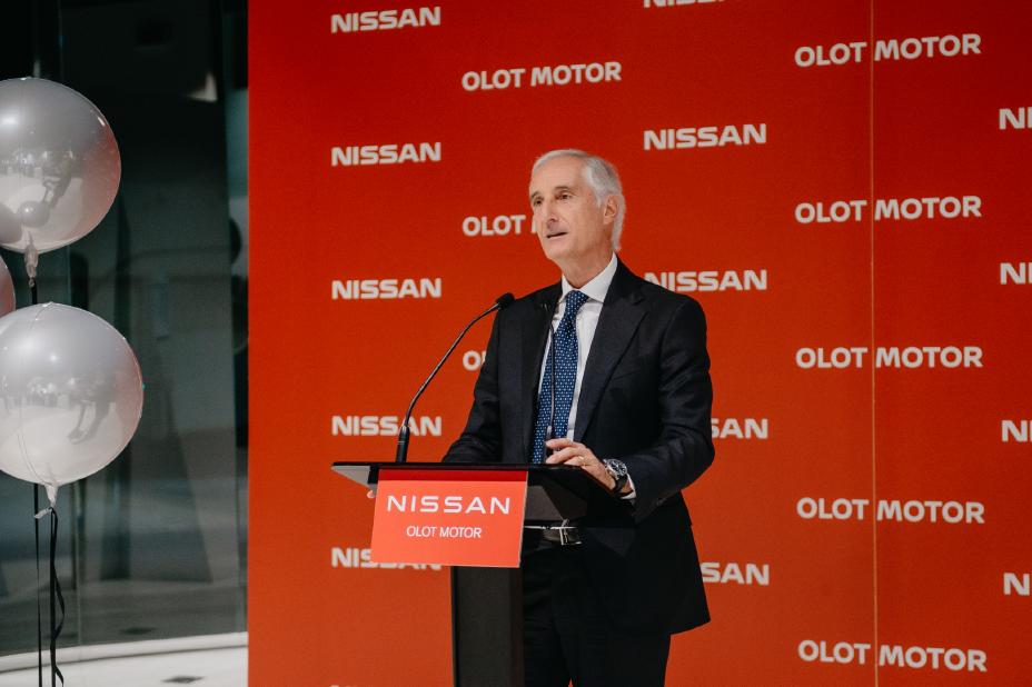 Bruno Mattucci entrega a OLOT MOTOR (Girona) el premio Nissan Global Award como el concesionario Nissan más premiado del mundo