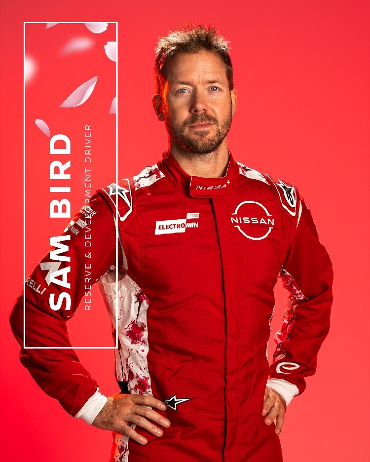 4x5-Grafik von Sam Bird, Ersatz- und Entwicklungsfahrer des Nissan Formula E Teams, der mit den Händen in den Hüften in seinem roten Team-Rennanzug vor einem roten Hintergrund steht, mit einem Schild, auf dem sein Name und seine Funktion in weißer Schrift auf der linken Seite zu sehen sind.