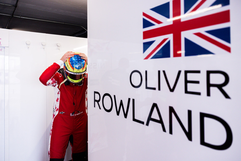 Oliver Rowland preparándose para pruebas.