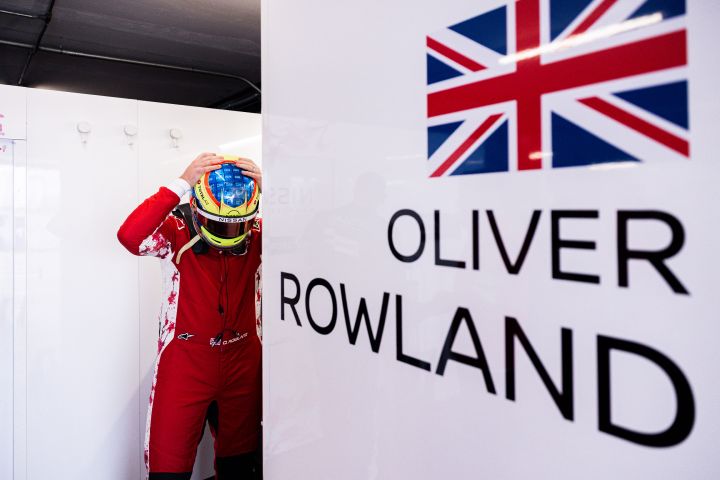 Oliver Rowland preparándose para pruebas.