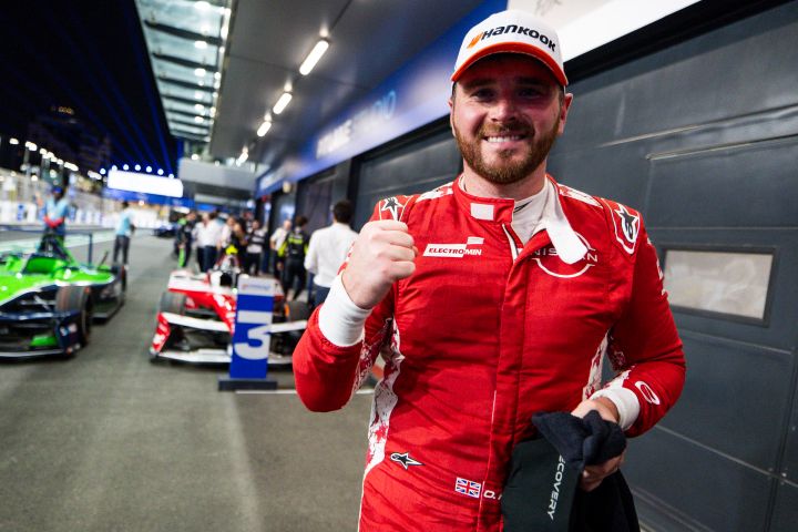 Oliver Rowland ballt die Faust, nachdem er beim E-Prix in Dschidda den dritten Platz belegt hat, während er seinen roten Rennanzug des Nissan Formula E Teams trägt.