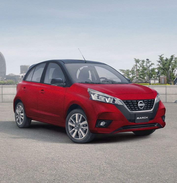 Nissan March bitono negro con rojo vista de lado y frente desde su costado derecho