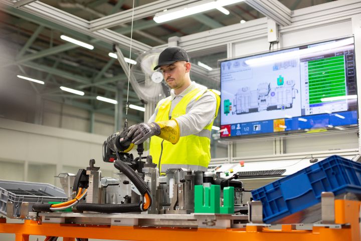 Batteriemontage im Nissan Werk in Sunderland