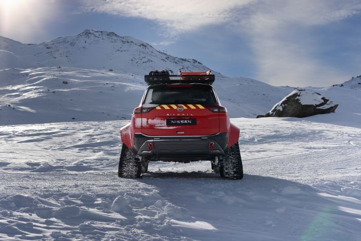 On this image, we can see the rear of Nissan X‑Trail Mountain Rescue