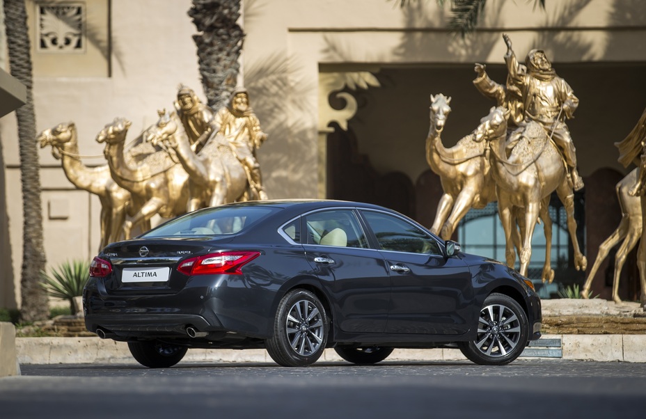 Nissan Altima Scoops ‘Best Mid-Size Sedan’ at MECOTY Awards