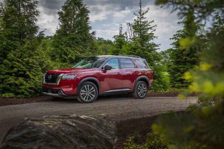 Nissan Pathfinder recibió una calificación «A» debido a su fácil acceso y uso para el sistema LATCH así como por  en asientos espacio sin comprometer el confort de los ocupantes en Cars.com