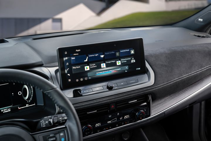 App-Ansicht auf dem zentralen Infotainment-Bildschirm auf der Mittelkonsole des Nissan Qashqai