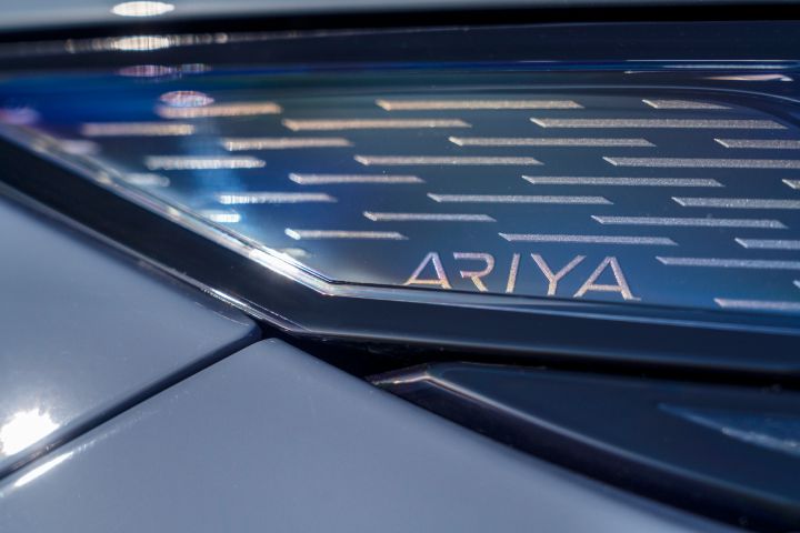 Détail de l'inscription Ariya sur le phare avant de la Nissan Ariya NISMO