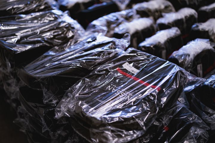 Schwarze Taschen mit Plastik-Schutzhülle im Nissan Formel E Headquarter