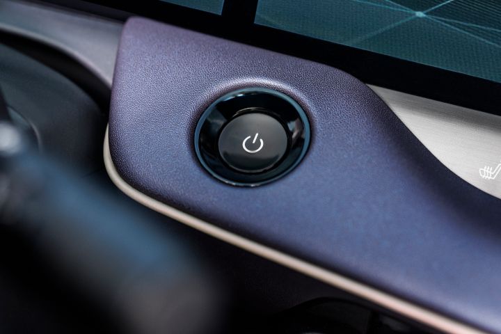 Detailaufnahme vom Startknopf im Interieur des neuen Nissan LEAF