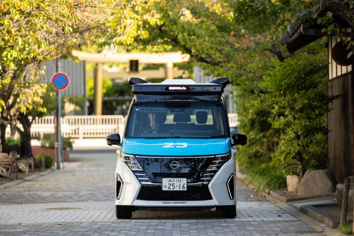神戸・灘五郷エリアをテスト走行する、日産セレナを白と青でラッピングした自動運転テストカー