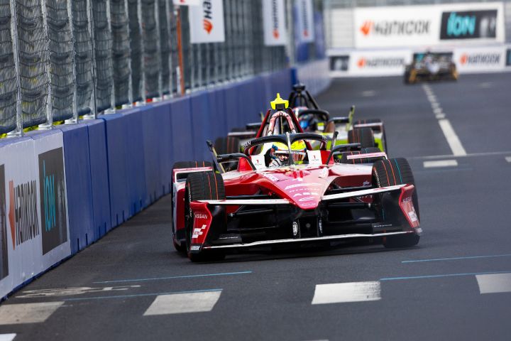 Frontalaufnahme von Oliver Rowland im Auto mit der Startnummer 1 während des Sanya-E-Prix-Wochenendes.