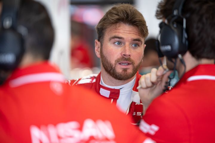 Oliver Rowland unterhält sich mit einem Ingenieur des Nissan-Formel-E-Teams