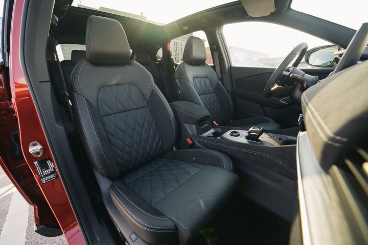 Blick durch die Beifahrertür auf die Vordersitze im Innenraum des Nissan Qashqai