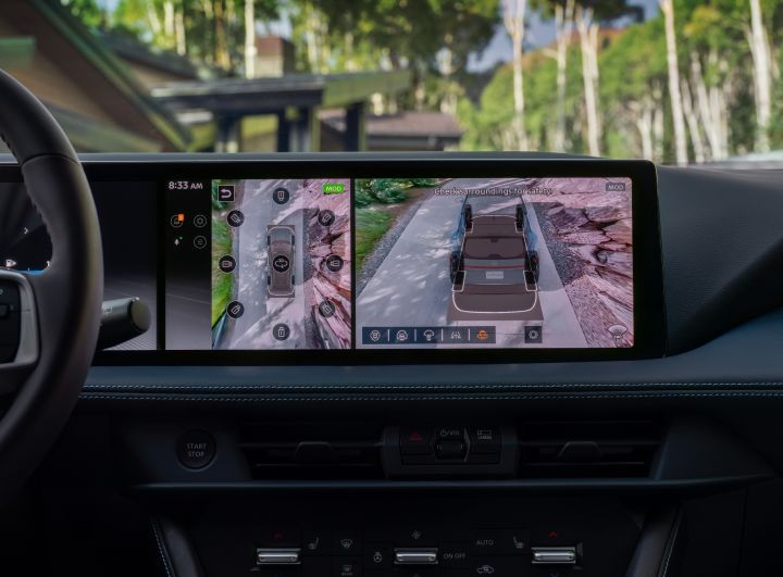 車両の透過表示機能を備えた3D HD Enhanced Intelligent Around View® Monitor。先進的な8カメラシステムにより、障害物の確認や車両位置の把握を支援する。