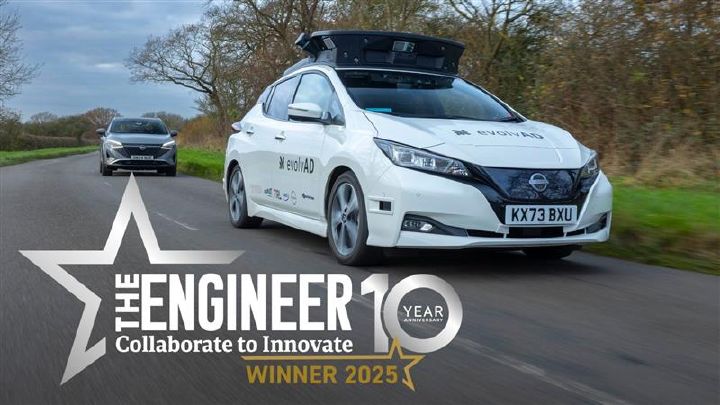 Nissan Leaf branco com instalação no topo visto de frente ¾ em estrada com Nissan cinzento atrás e selo do prémio do Collaborate to Innovate no canto inferior esquerdo