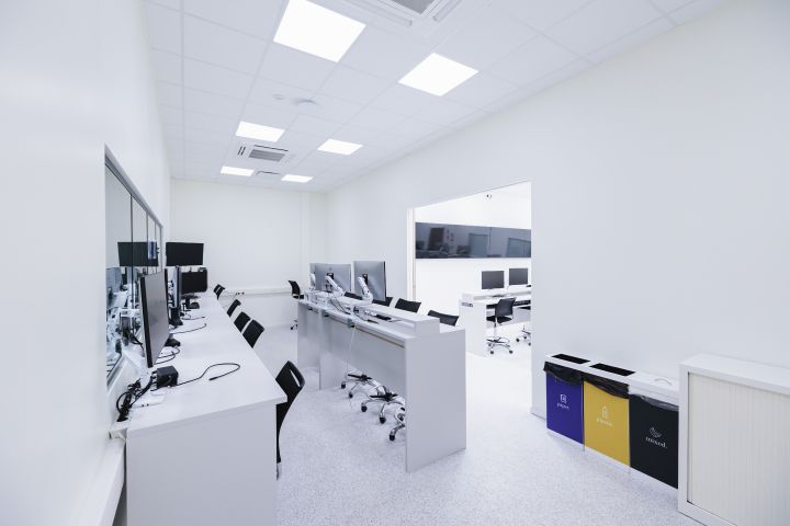 Blick in den Ingenieursraum im Nissan Formel E Headquarter, im Hintergrund der FIA Kontrollraum
