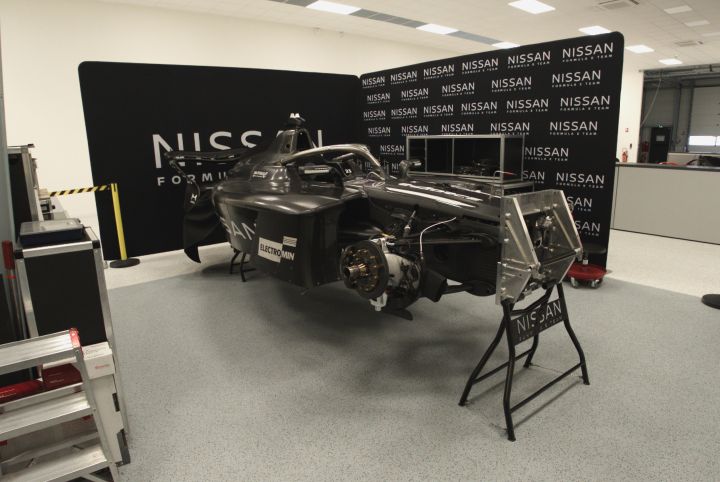 Nissans GEN4-Formel-E-Rennwagen in der Werkstatt, aufgebockt und ohne Reifen