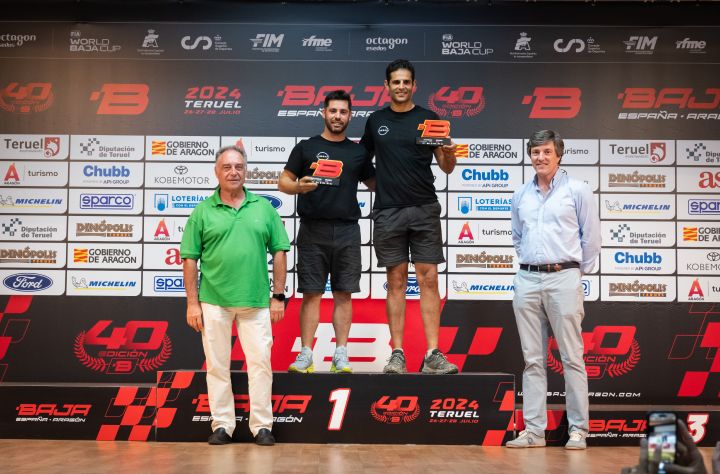 Die Fahrer des Nissan X‑Trail Rennwagens, Cesar Fernandez und Jonatan Gijon, erhalten ihre Medaille für die erfolgreiche Teilnahme an der Baja Aragon Rallye 2024