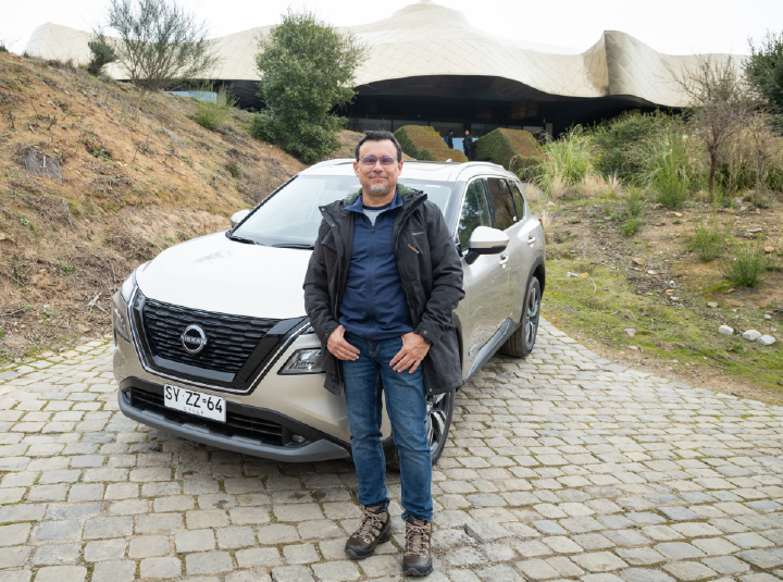 Francisco Medina junto a una Nissan X‑Trail e‑Power.