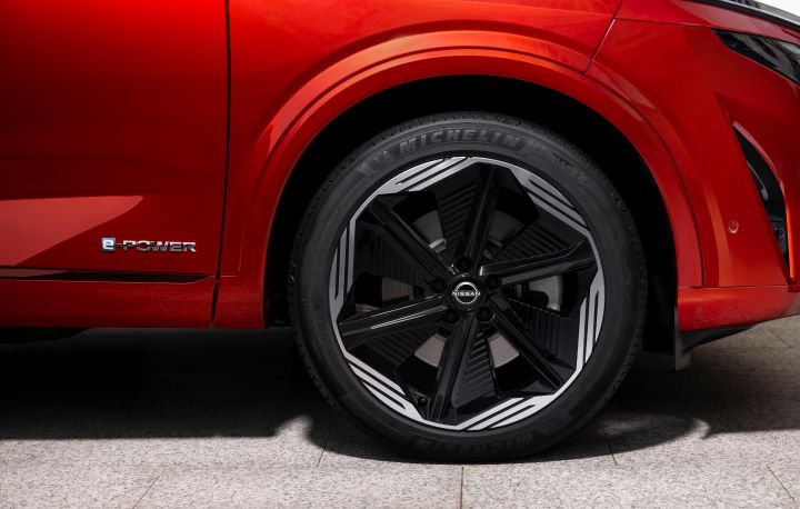 Gros plan jante avant-droite et logo e‑POWER Nissan Qashqai rouge Fuji