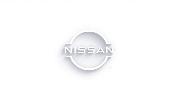 Weißes Nissan Logo, das durch Schatten vom weißen Hintergrund abgesetzt ist