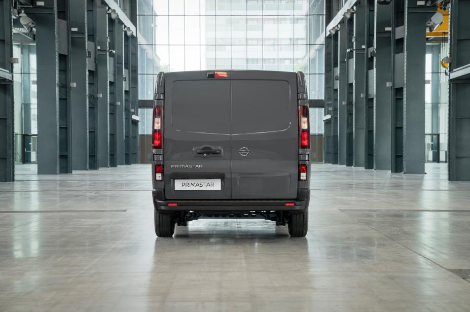 Nissan Primastar vista de trás dentro de armazém