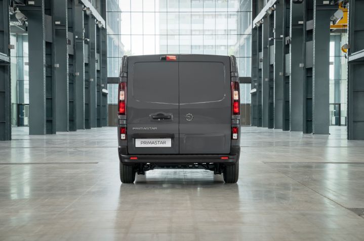 Nissan Primastar vista de trás dentro de armazém