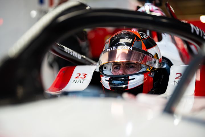 Norman Nato saß mit seinem schwarzen Helm und hochgeklapptem Visier im Nissan e‑4ORCE 05 mit der Startnummer 23 in der Nissan Teamgarage, er wartet darauf, auf die Strecke zu gehen.