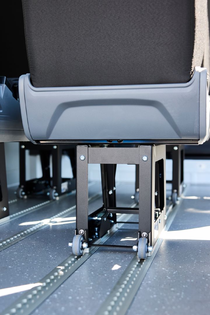 Detailaufnahme von Rollen an der Sitzhaltevorrichtung am Boden des Nissan Interstar-e mit MobiTEC Ausbau