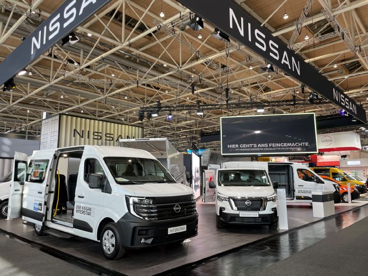 Messestand von Nissan auf der IAA Transportation in Hannover mit einem Nissan Interstar im Vordergrund, rechts daneben steht ein Nissan Primastar