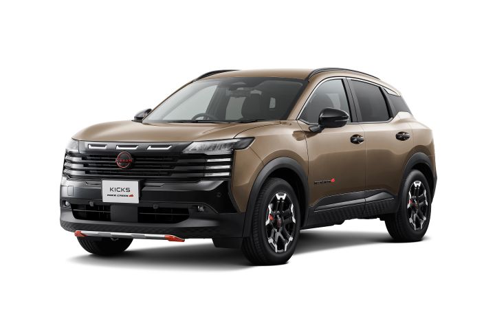 クリスタルブラウンのボディカラーを採用したキックス「ROCK CREEK」。車両は右向きのフロント3/4アングルで配置され、ブラックのフロントグリルやフェンダーアーチ、ドアミラー、ルーフレールが力強いSUVらしさを演出している。背景は明るいライトグレーの無地スタジオバックグラウンド。