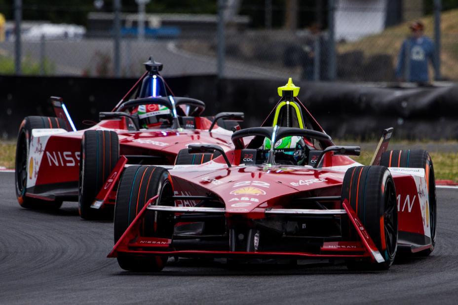 Dois carros de Formula E vermelhos com o logo da Nissan nas laterais