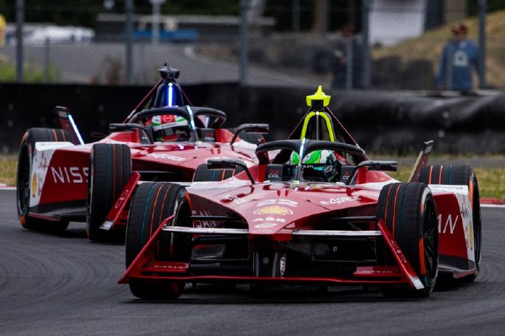 Dois carros de Formula E vermelhos com o logo da Nissan nas laterais