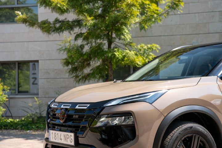 Detailansicht auf die Motorhaube des Nissan X‑Trail von schräg vorne