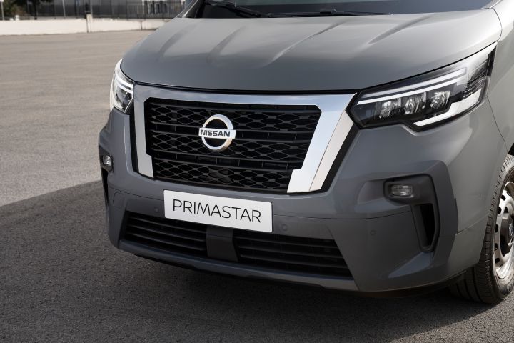 Pormenor da gralha, logo e chapa de matrícula da Nissan Primastar