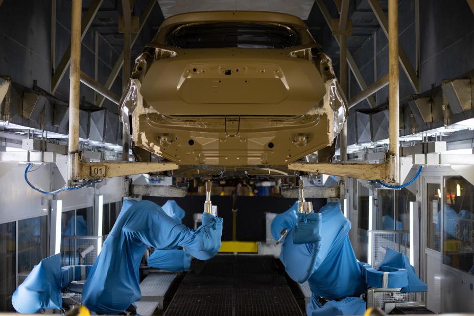 Robôs trabalham na carroceria do Nissan Kicks no Complexo Industrial de Resende